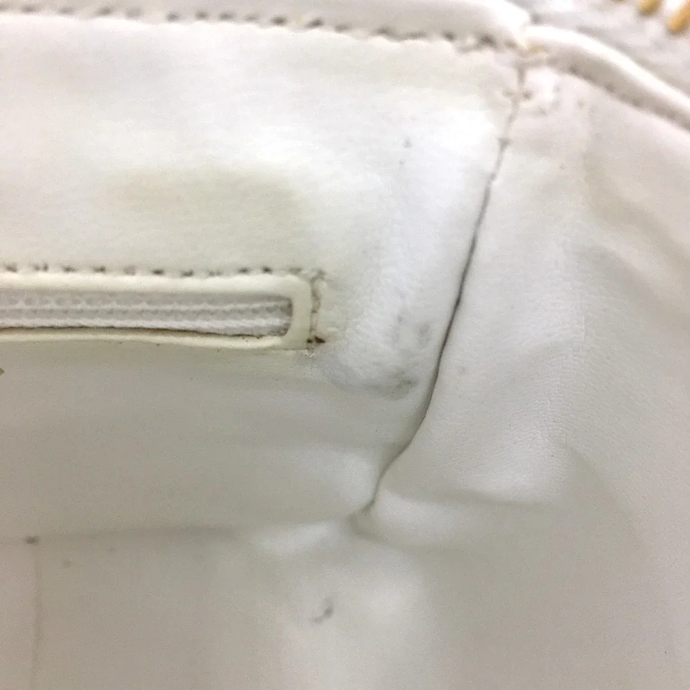 CHANEL White Shoulder Bag